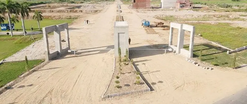 Main gate and entrance boulevard, Kunjwal City Gujrat — site photo, September 2026